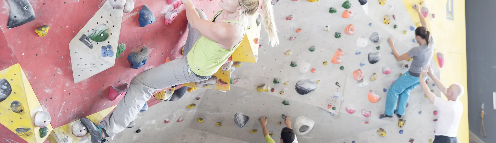 Mehrere Personen beim Bouldern in einer Boulderhalle des DAV | © DAV/ Hansi Heckmair